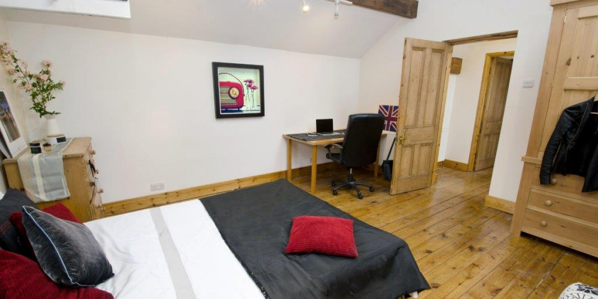 Spacious double bedroom in The Stables