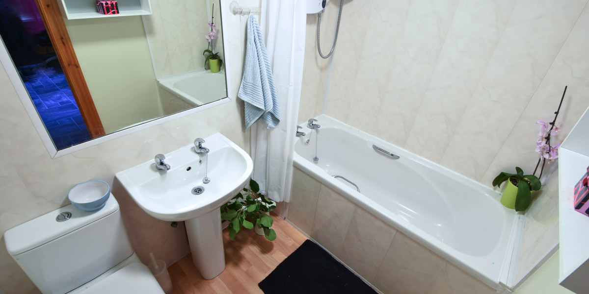 En-suite bathroom with shower over bath