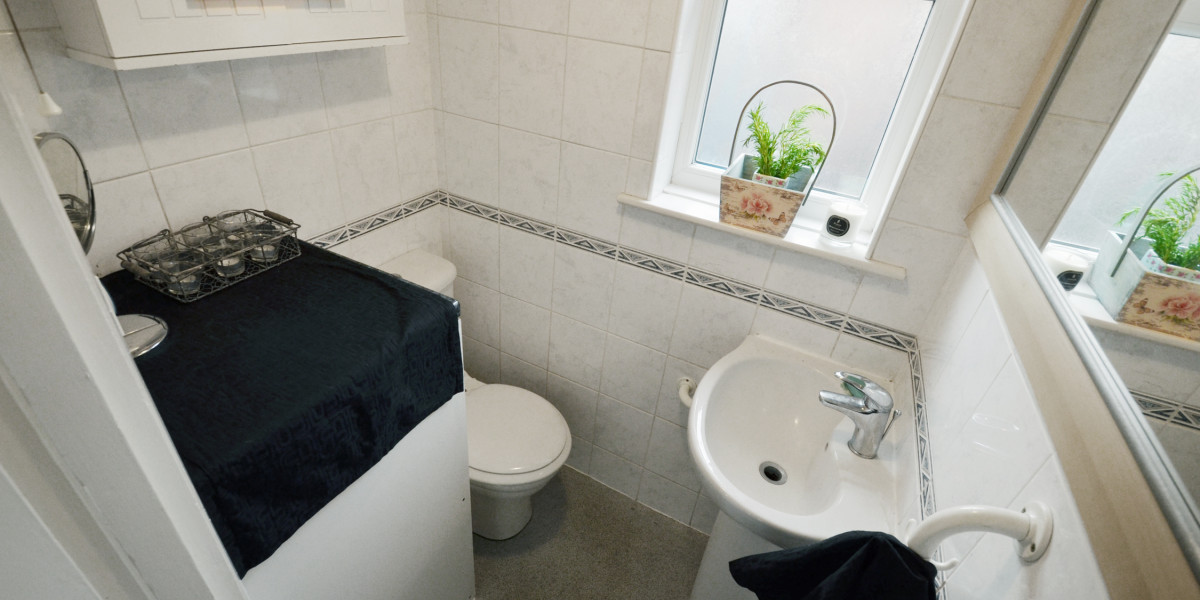 Bright, modern bathroom in this spacious student apartment on Ecclesall Road, Sheffield