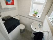 Bright, modern bathroom in this spacious student apartment on Ecclesall Road, Sheffield - Thumbnail