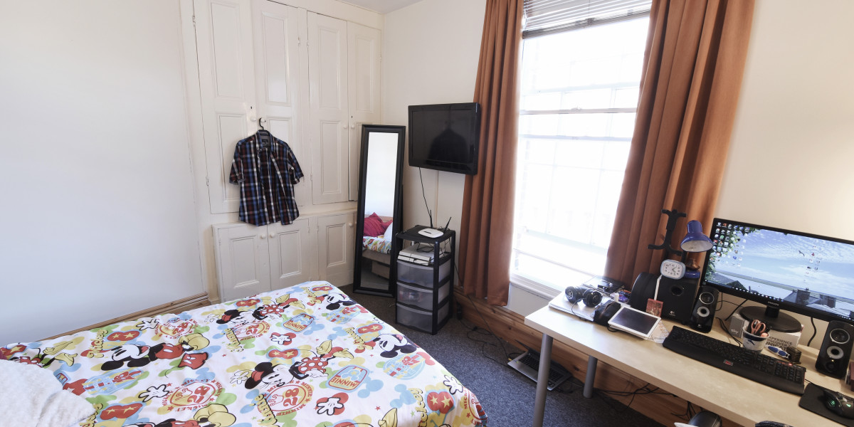 Double room with study area and ensuite