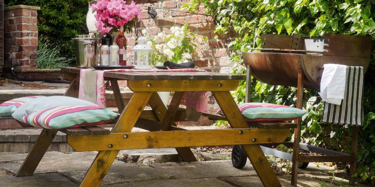 Coach House shared outdoor area: garden, BBQ area and car parking